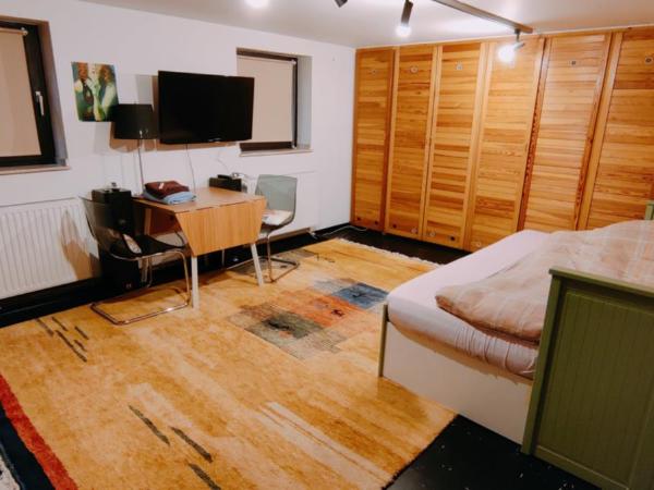 Spacious & comfortable guestrooms w private bathrooms near Koelnmesse & Lanxess Arena, free parking, highspeed WiFi : photo 3 de la chambre chambre double avec salle de bains privative