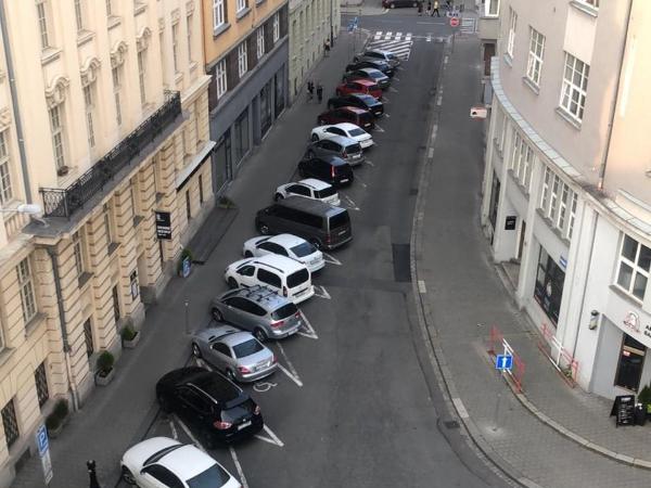 U Betty - Ostrava Centrum : photo 9 de la chambre petite chambre lits jumeaux avec salle de bains commune