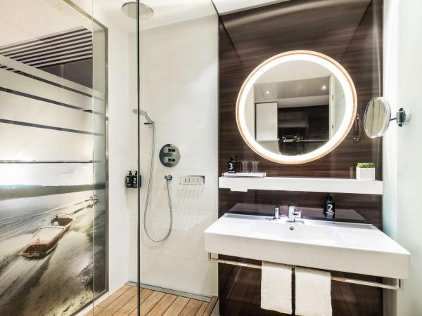 Lindner Hotel Dusseldorf Seestern, part of JdV by Hyatt : photo 7 de la chambre chambre lit queen-size deluxe