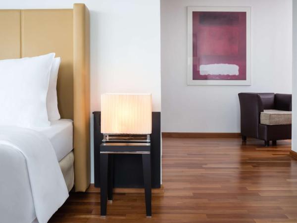 Lindner Hotel Frankfurt Main Plaza, part of JdV by Hyatt : photo 1 de la chambre chambre lit queen-size - vue sur les toits
