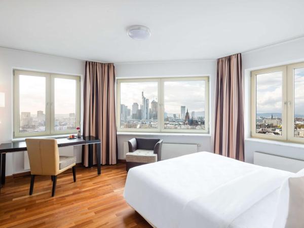 Lindner Hotel Frankfurt Main Plaza, part of JdV by Hyatt : photo 2 de la chambre chambre lit queen-size - vue sur les toits