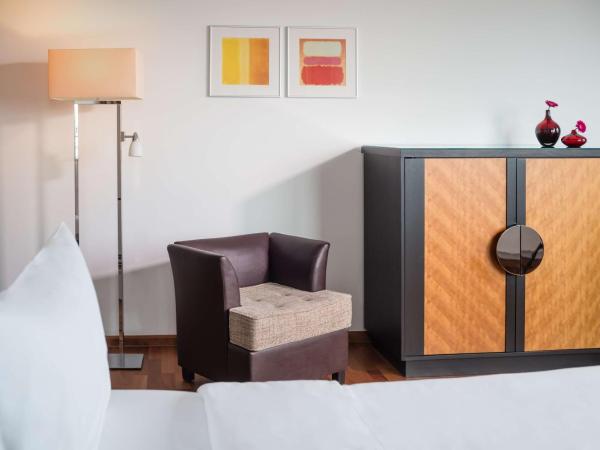 Lindner Hotel Frankfurt Main Plaza, part of JdV by Hyatt : photo 3 de la chambre chambre lit queen-size - vue sur les toits