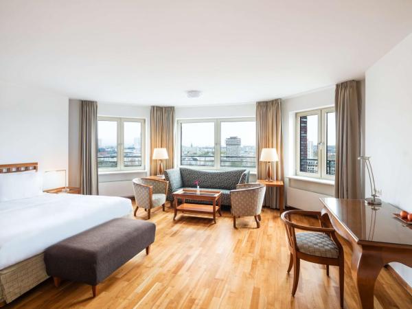 Lindner Hotel Frankfurt Main Plaza, part of JdV by Hyatt : photo 2 de la chambre chambre lit king-size de luxe avec vue sur les toits de la ville