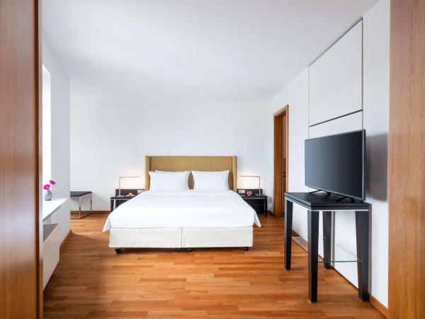 Lindner Hotel Frankfurt Main Plaza, part of JdV by Hyatt : photo 1 de la chambre chambre lit king-size deluxe