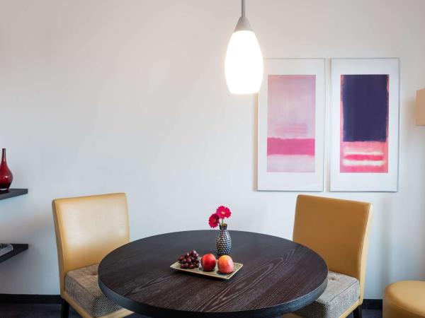 Lindner Hotel Frankfurt Main Plaza, part of JdV by Hyatt : photo 4 de la chambre suite junior