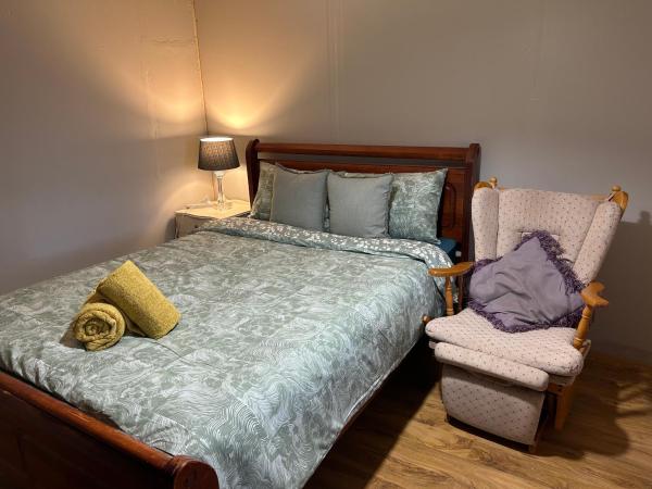 Nice house in canning vale : photo 1 de la chambre chambre double avec salle de bains commune