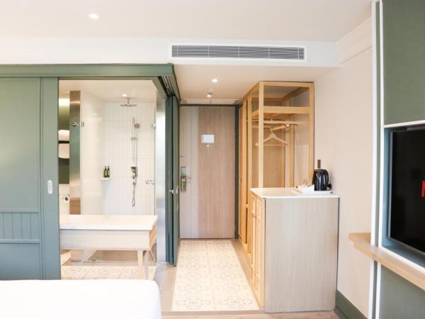 The Quarter Chaophraya by UHG : photo 7 de la chambre hébergement supérieur avec lit king-size et balcon - vue sur ville