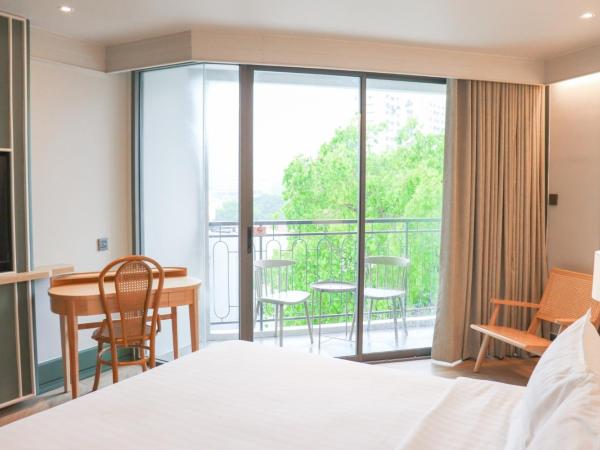 The Quarter Chaophraya by UHG : photo 1 de la chambre hébergement supérieur avec lit king-size et balcon - vue sur ville