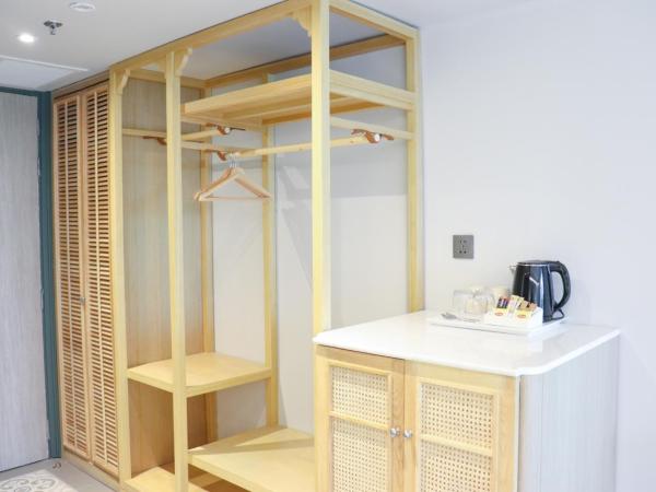 The Quarter Chaophraya by UHG : photo 8 de la chambre hébergement supérieur avec lit king-size et balcon - vue sur ville