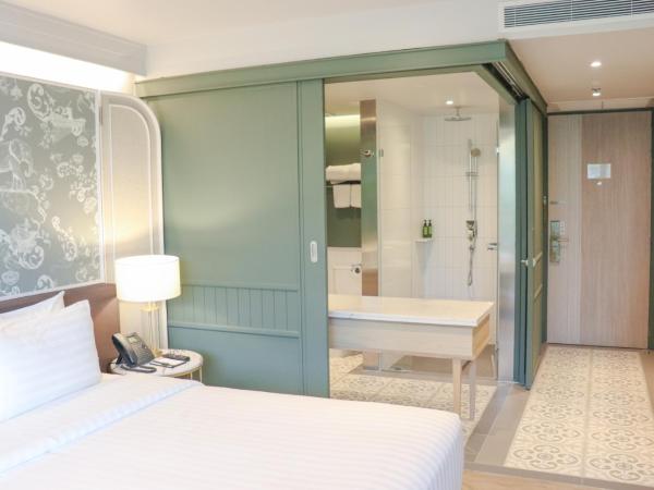 The Quarter Chaophraya by UHG : photo 5 de la chambre hébergement supérieur avec lit king-size et balcon - vue sur ville