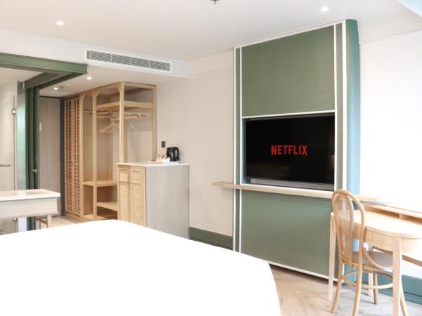 The Quarter Chaophraya by UHG : photo 4 de la chambre hébergement supérieur avec lit king-size et balcon - vue sur ville