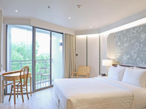 The Quarter Chaophraya by UHG : photo 2 de la chambre hébergement supérieur avec lit king-size et balcon - vue sur ville