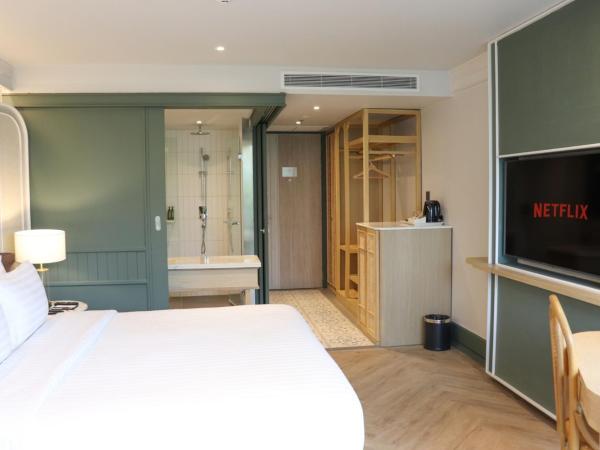 The Quarter Chaophraya by UHG : photo 3 de la chambre hébergement supérieur avec lit king-size et balcon - vue sur ville