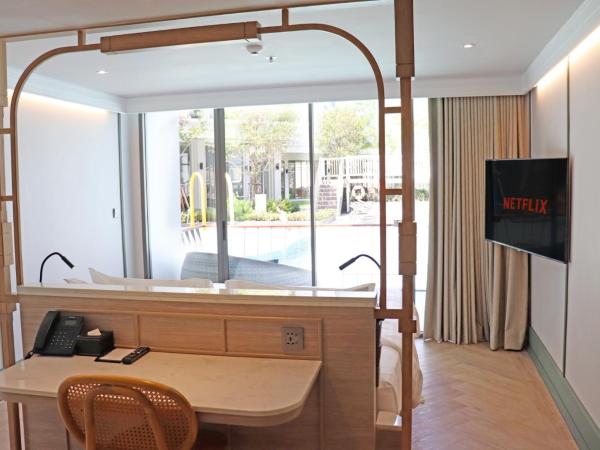 The Quarter Chaophraya by UHG : photo 5 de la chambre suite quarter junior avec lit king-size - accès à la piscine