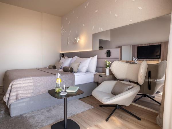 Valamar Lacroma Hotel : photo 4 de la chambre chambre niveau v pour 2+1 personnes - côté mer