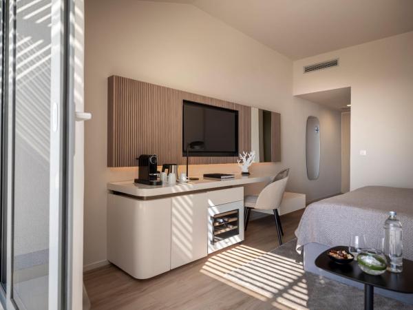 Valamar Lacroma Hotel : photo 5 de la chambre chambre niveau v pour 2+1 personnes - côté mer