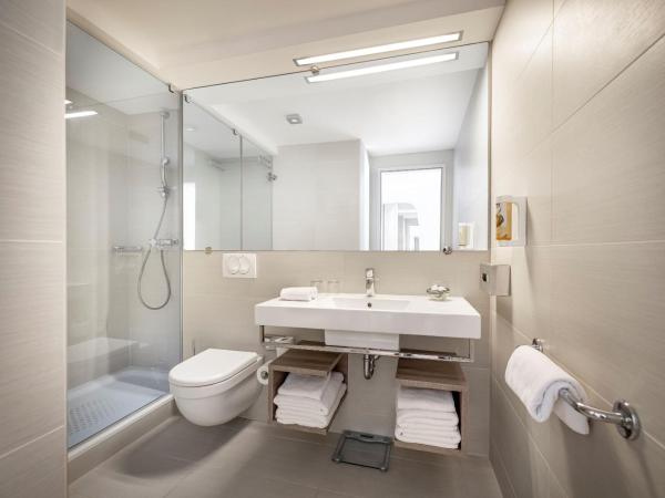 Valamar Lacroma Hotel : photo 6 de la chambre chambre niveau v pour 2+1 personnes - côté mer