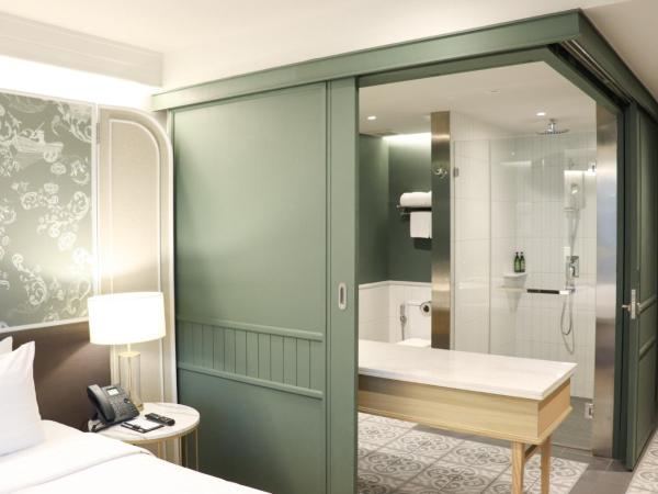 The Quarter Chaophraya by UHG : photo 6 de la chambre hébergement supérieur avec lit king-size - piscine et balcon