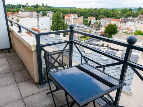 Hôtel Versailles Chantiers : photo 1 de la chambre chambre double avec terrasse