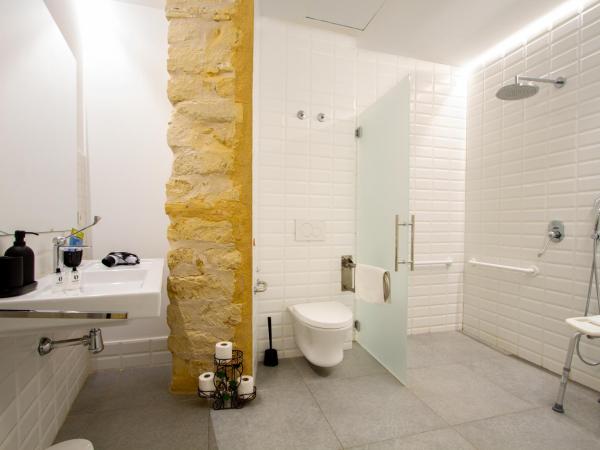 Les Monges Palace Boutique : photo 6 de la chambre chambre triple - accessible aux personnes à mobilité réduite