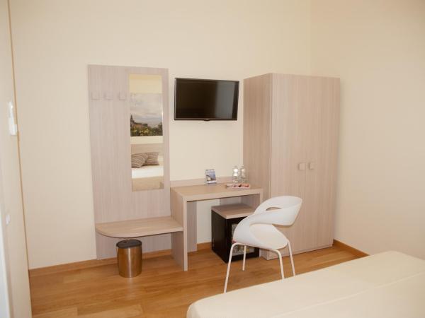 B&B Via delle 5 Terre : photo 3 de la chambre chambre double ou lits jumeaux - vue sur jardin