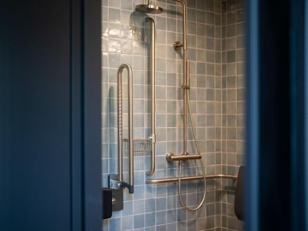 Tailormade Hotel LEO St Gallen : photo 6 de la chambre superior king (handicapped room)