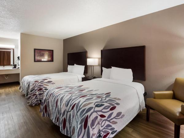 Red Roof Inn Columbia, SC Airport : photo 2 de la chambre deluxe double room with two double beds smoke free