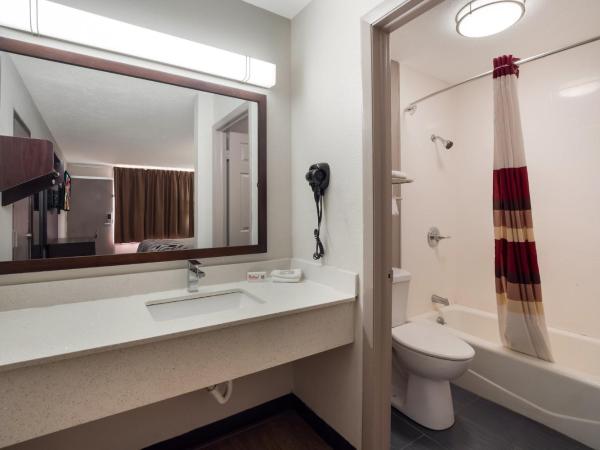 Red Roof Inn Columbia, SC Airport : photo 5 de la chambre deluxe double room with two double beds smoke free