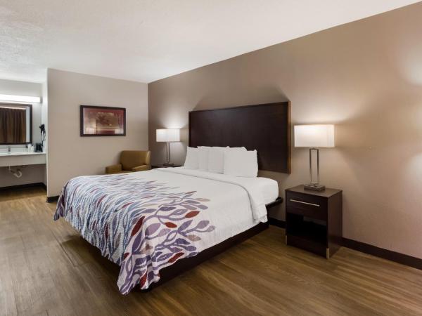 Red Roof Inn Columbia, SC Airport : photo 1 de la chambre chambre lit king-size deluxe - non-fumeurs