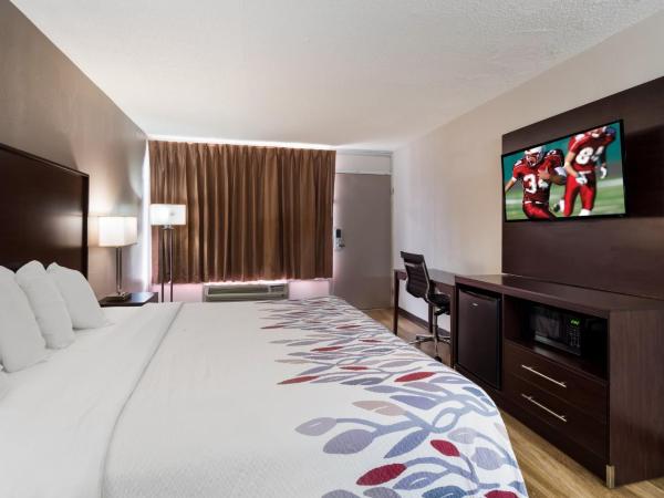 Red Roof Inn Columbia, SC Airport : photo 2 de la chambre chambre lit king-size deluxe - non-fumeurs