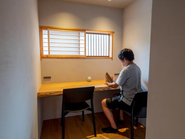 Ryokan Yamazaki : photo 1 de la chambre <renovated in april 2023> standard japanese-style room with workdesk 