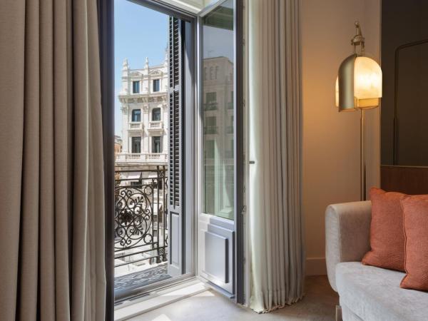 JW Marriott Hotel Madrid : photo 4 de la chambre chambre lit king-size premium deluxe avec balcon - vue sur ville