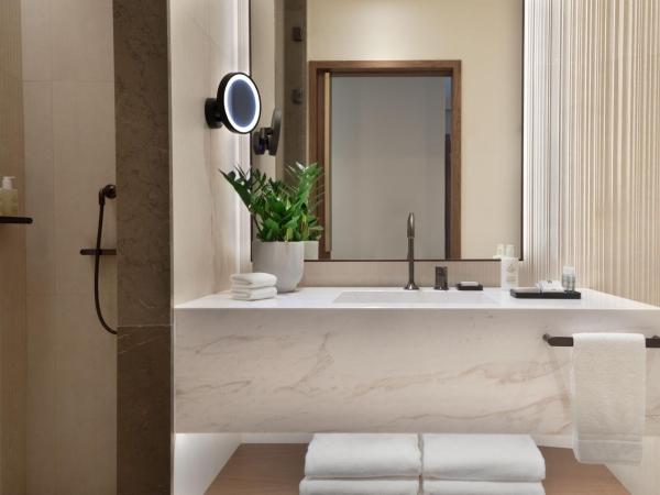 JW Marriott Hotel Madrid : photo 7 de la chambre chambre lit king-size de luxe - vue sur ville et balcon