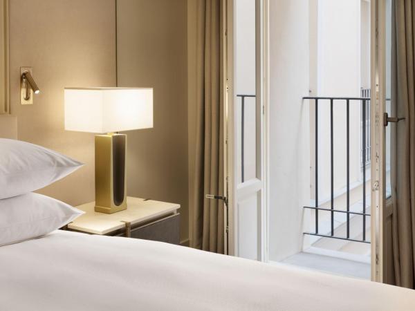 JW Marriott Hotel Madrid : photo 1 de la chambre chambre de luxe avec lit king-size et vue sur la cour