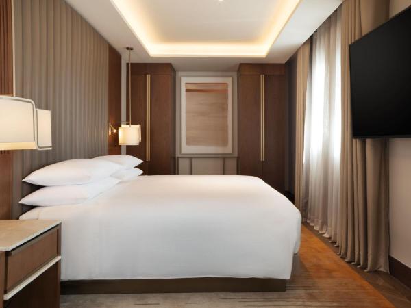 JW Marriott Hotel Madrid : photo 2 de la chambre suite junior lit king-size avec balcon - vue sur panorama urbain