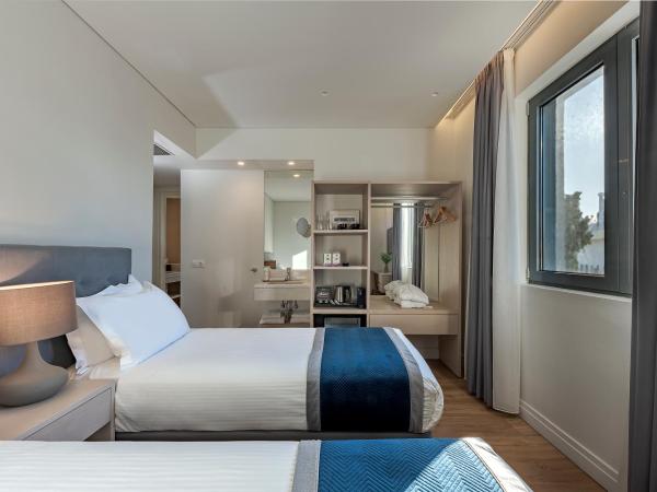 Glyfada Riviera Hotel : photo 4 de la chambre chambre familiale avec balcon