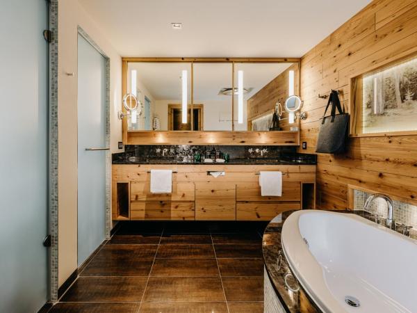 Grand Tirolia Kitzbühel - Member of Hommage Luxury Hotels Collection : photo 9 de la chambre suite junior lit king-size - vue sur alpes