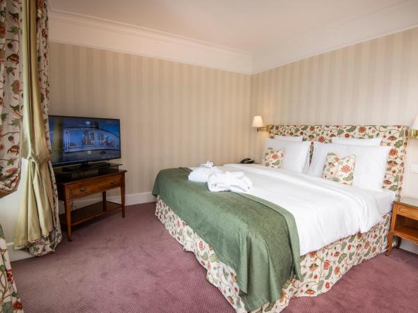 Hôtel Des Trois Couronnes & Spa - The Leading Hotels of the World : photo 4 de la chambre suite junior - vue sur lac