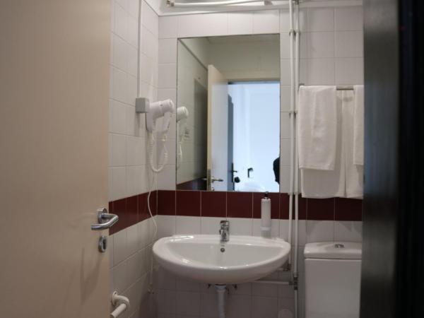 HI Parque das Nações - Pousada de Juventude : photo 5 de la chambre chambre lits jumeaux avec salle de bains privative