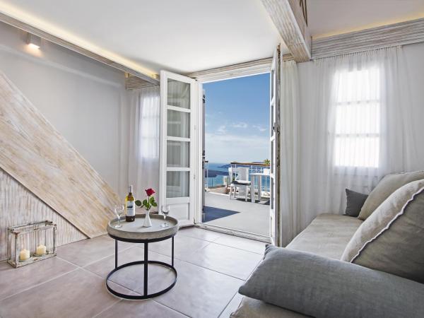 Athina Luxury Suites : photo 4 de la chambre suite loft principale - vue sur caldeira