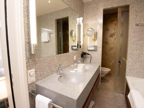 Hôtel Des Trois Couronnes & Spa - The Leading Hotels of the World : photo 2 de la chambre suite exécutive - vue partielle sur lac