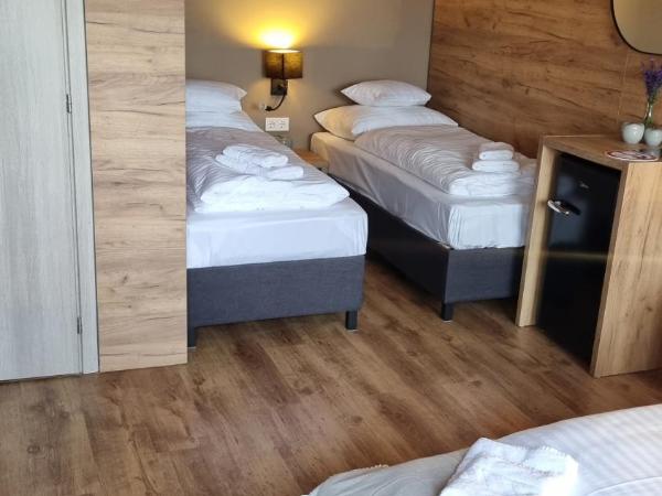 Boutique Hotel & Event Center : photo 8 de la chambre chambre quadruple standard