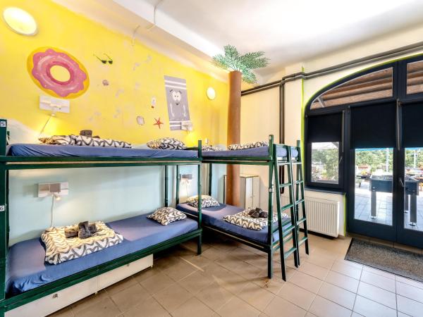 Island Hostel Budapest : photo 7 de la chambre lit simple dans dortoir de 8 lits