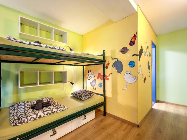 Island Hostel Budapest : photo 4 de la chambre lit simple dans dortoir de 8 lits