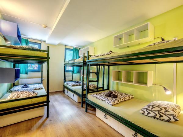 Island Hostel Budapest : photo 9 de la chambre lit simple dans dortoir de 8 lits