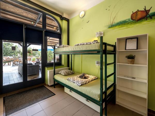 Island Hostel Budapest : photo 3 de la chambre lit simple dans dortoir de 8 lits
