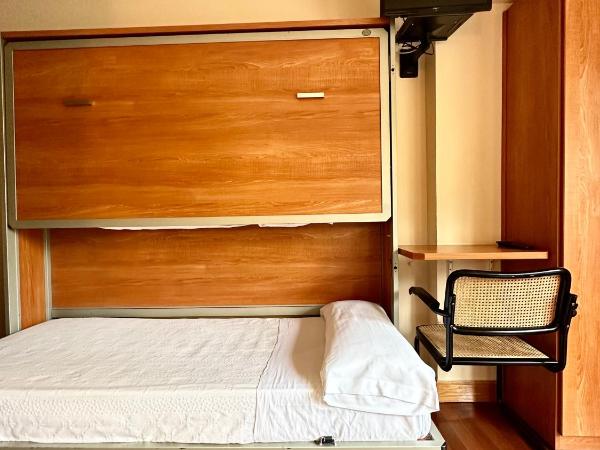 Pension Anoeta : photo 8 de la chambre chambre quadruple avec salle de bains privative