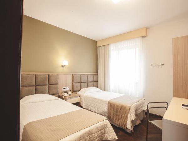 Curitiba Palace Hotel : photo 2 de la chambre chambre quadruple avec 4 lits simples