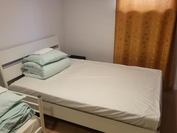 Rooms4Rest Wiertnicza - Private rooms for tourists - ATR Consulting Sp, z o,o, : photo 9 de la chambre chambre triple avec salle de bains commune