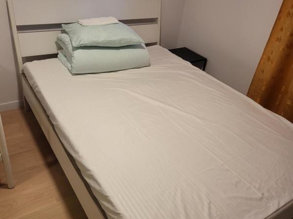 Rooms4Rest Wiertnicza - Private rooms for tourists - ATR Consulting Sp, z o,o, : photo 10 de la chambre chambre triple avec salle de bains commune
